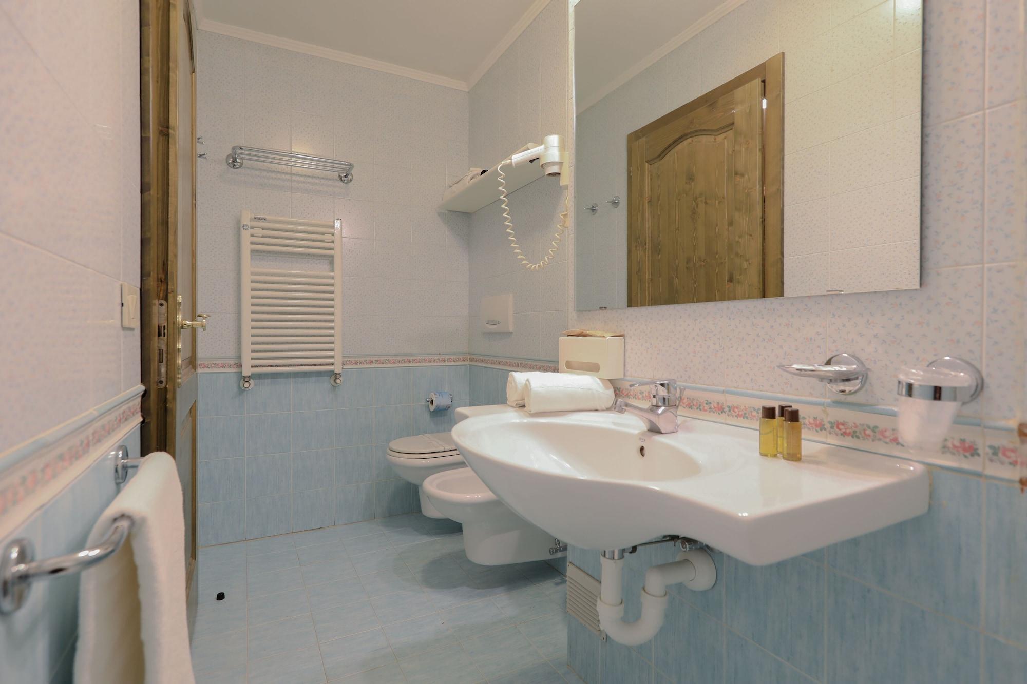 Hotel Perla 마돈나 디 캄필리오 외부 사진