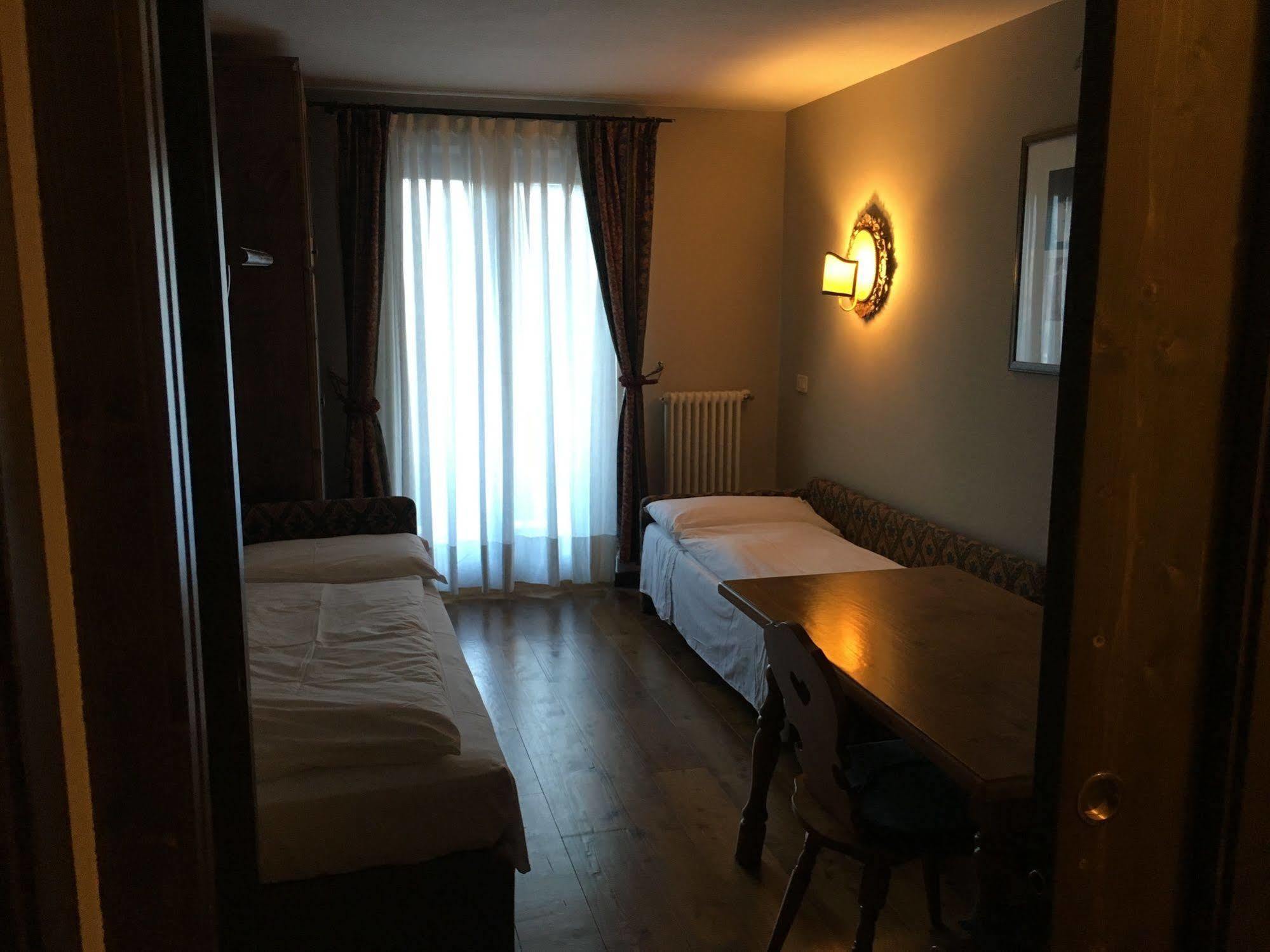 Hotel Perla 마돈나 디 캄필리오 외부 사진