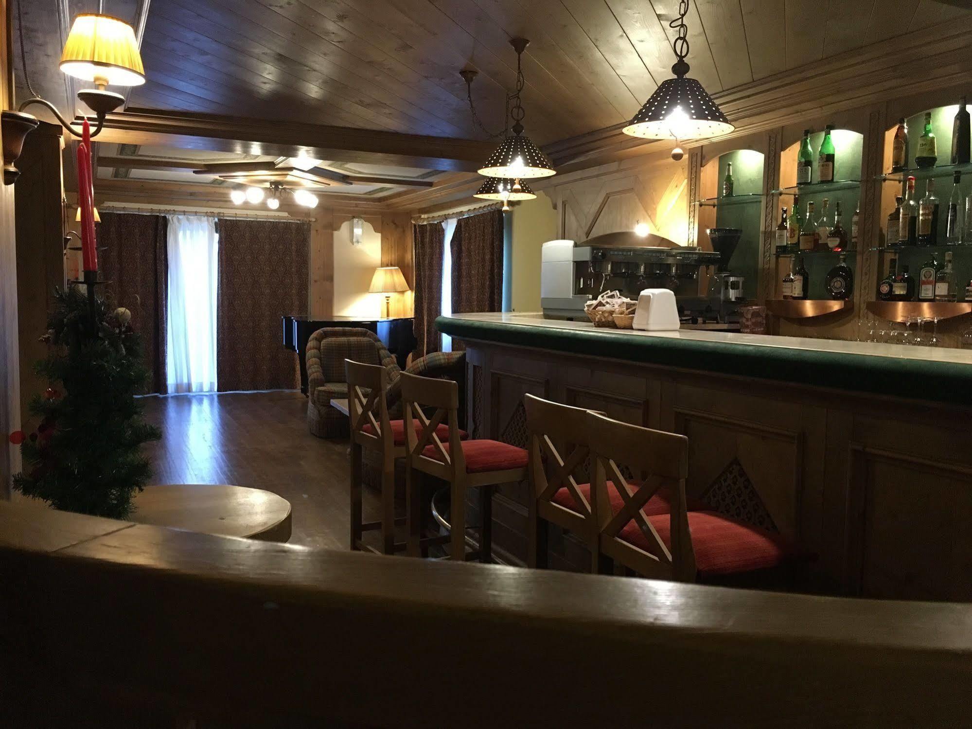 Hotel Perla 마돈나 디 캄필리오 외부 사진