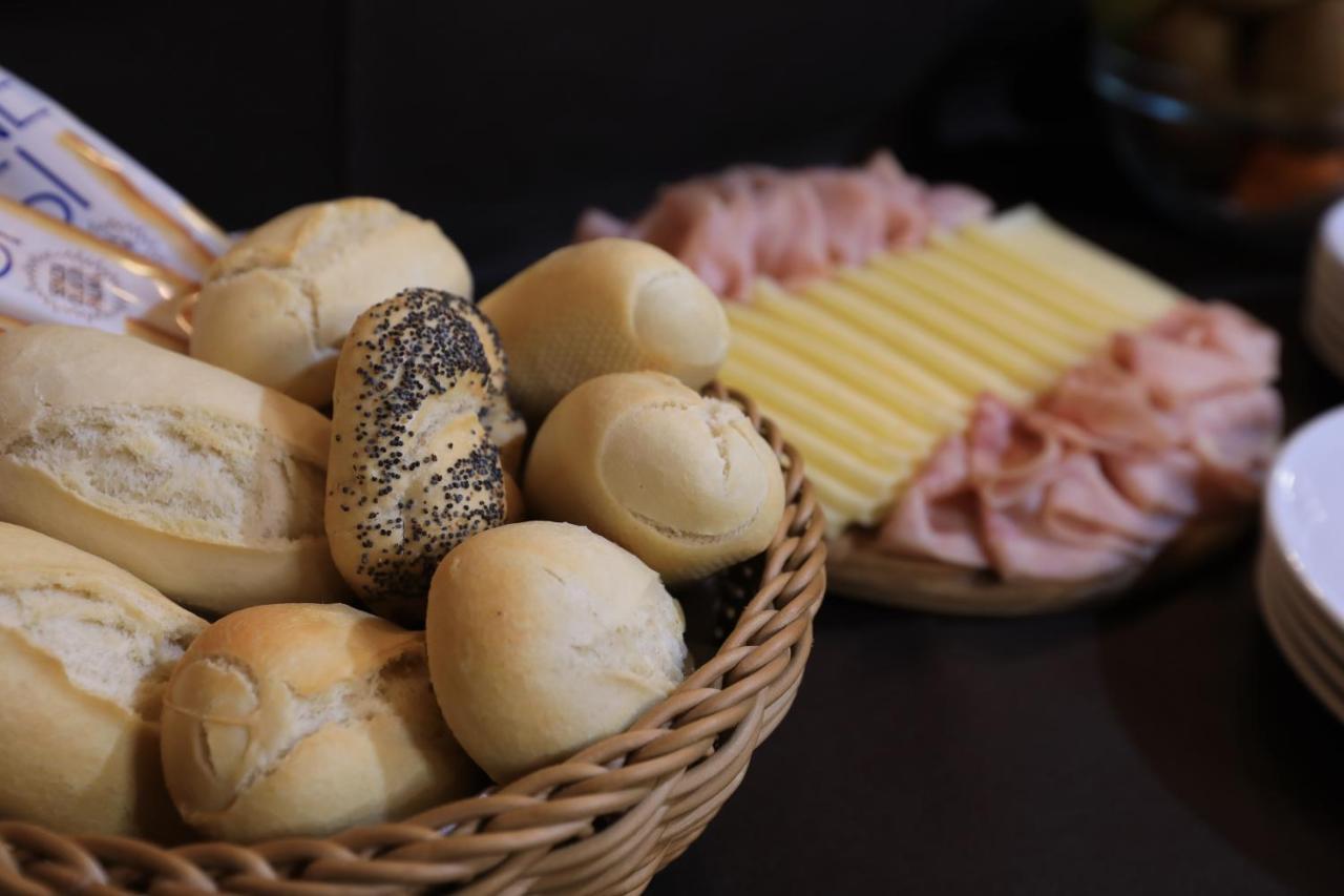 Hotel Perla 마돈나 디 캄필리오 외부 사진