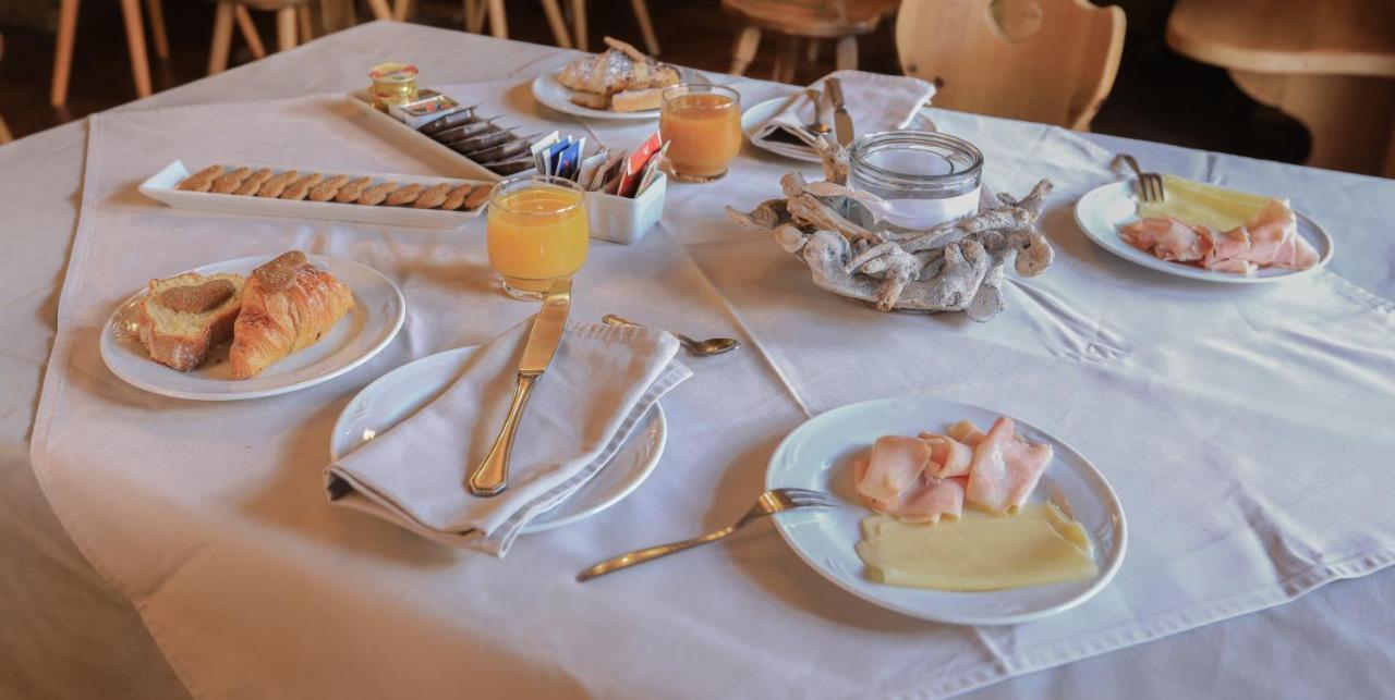 Hotel Perla 마돈나 디 캄필리오 외부 사진