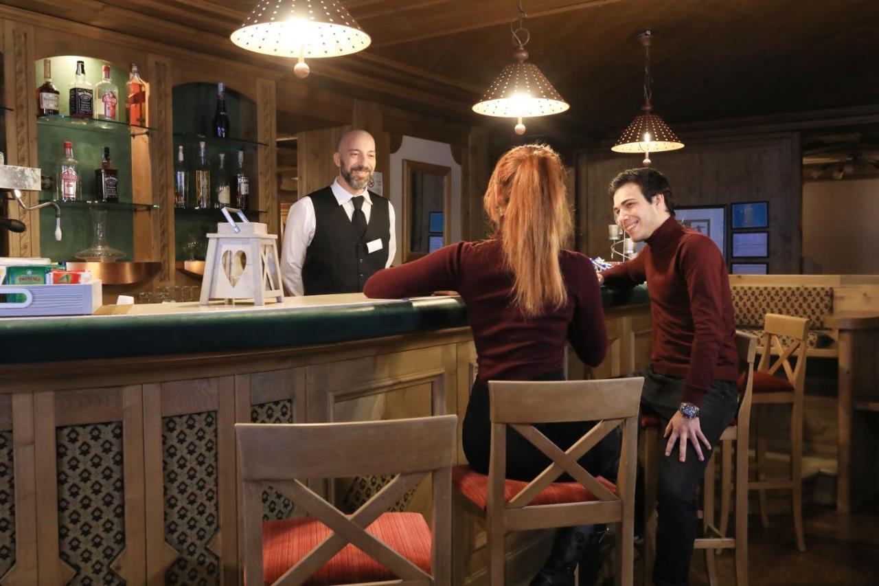 Hotel Perla 마돈나 디 캄필리오 외부 사진